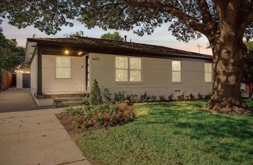 Northeast Dallas House | Dallas Home Fire Pit Spa Bath Sleeps 11