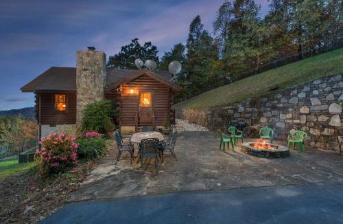 Old Fort House | Dancing Bears Cabin Breathtaking Sunrise Mountain Views!