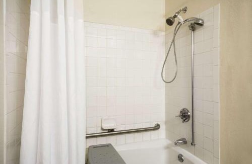 Greenwood Hotel | Days Inn by Wyndham Greenwood SC