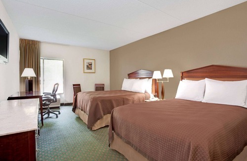 Central Newport News Hotel | Days Inn by Wyndham Newport News City Center Oyster Point
