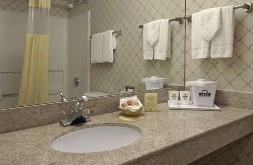 Central Newport News Hotel | Days Inn by Wyndham Newport News City Center Oyster Point