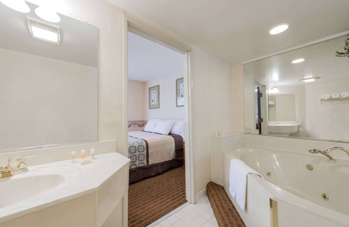 Yadkinville Hotel | Days Inn by Wyndham Yadkinville