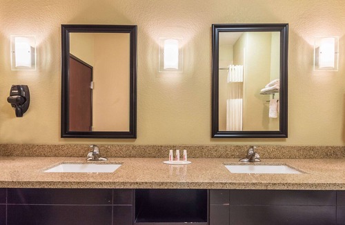 Mineral Wells Hotel | Days Inn & Suites by Wyndham Mineral Wells
