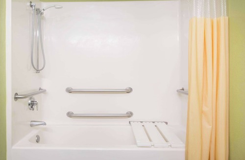 Swainsboro Hotel | Days Inn & Suites by Wyndham Swainsboro