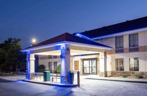 Commerce Hotel | Days Inn & Suites by Wyndham Commerce
