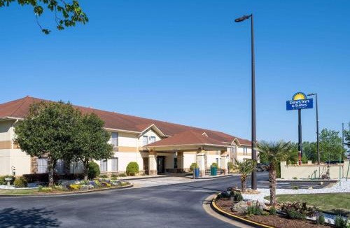 Commerce Hotel | Days Inn & Suites by Wyndham Commerce