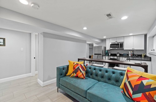 Edgewood Villa | DC Urban Villa At Girard 1 Bed ~ 1 Bath - Bonus Sleeper Sofa