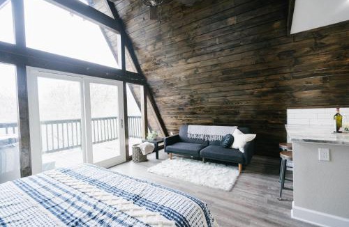 New Braunfels Ski Chalet | Dean's Den: Private Deck w/Jacuzzi and a View