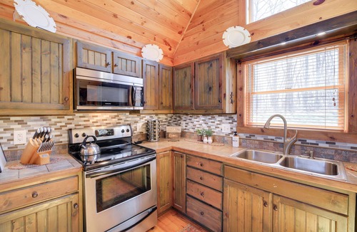 Sparta Cabin | Deck, Gas Grill + Mtn Views: Sparta Cabin Stay!