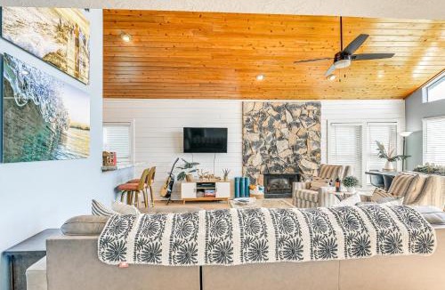 Freeport House | Deck + Large Yard: Oceanfront Surfside Beach Home!