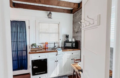Elm Mott House | Deerfield Countryside Cabin #5