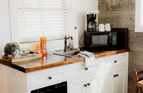 Elm Mott House | Deerfield Countryside Cabin #6
