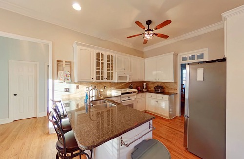 Evans House | Delightful 4-bedrooms master rental in charming Evans
