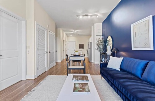 Old Town West Apartment | ⚜Deluxe Executive Old Town Apt w/Dedicated Office⚜