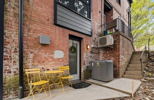 Northwest Apartment | Den in DC, Newly Renovated 1-bedroom, Spacious, Clean & Bright