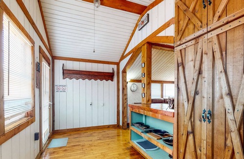 Laguna Park House | Derekville Unit #9 | Condo in Clifton with pool & hot tub