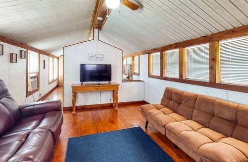 Laguna Park House | Derekville Unit #9 | Condo in Clifton with pool & hot tub