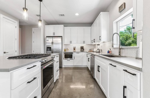 Holly House | Designer Eastside Austin Oasis - Chef's Kitchen & Private Yard with BBQ near Downtown