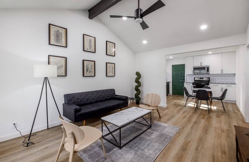 North Austin Civic Association House | Designer Industrial Home Office in 1 Acre Land 5min→Domain