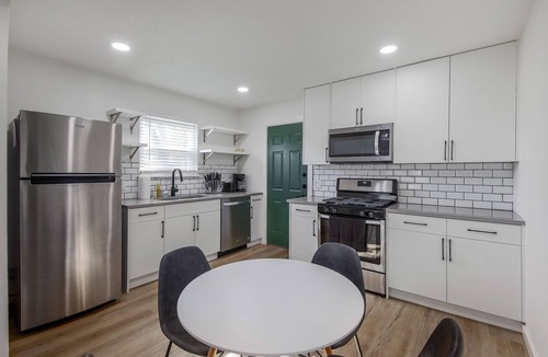 North Austin Civic Association House | Designer Industrial Home Office in 1 Acre Land 5min→Domain