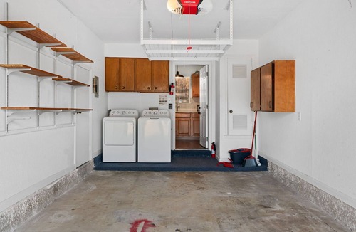 Austin House | Designer townhome NW Austin, Domain-walk to HEB/Starbucks, coffee bar, fire pit!