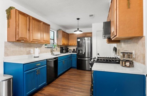 Austin House | Designer townhome NW Austin, Domain-walk to HEB/Starbucks, coffee bar, fire pit!