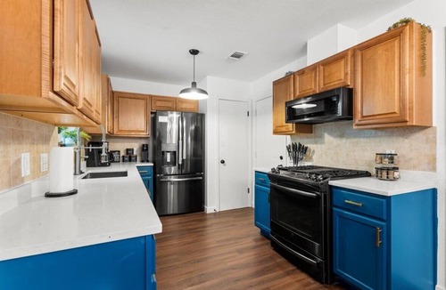 Austin House | Designer townhome NW Austin, Domain-walk to HEB/Starbucks, coffee bar, fire pit!