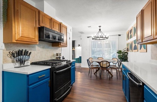 Austin House | Designer townhome NW Austin, Domain-walk to HEB/Starbucks, coffee bar, fire pit!