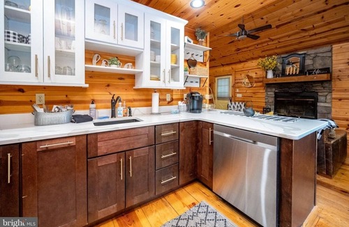 Thayerville Ski Chalet | Dizzy's Den-5 minute walk to lake access-rentals-formerly the "Love Shack"