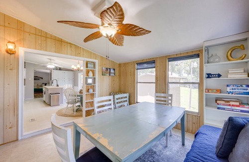 Enchanted Oaks House | Dock, Deck & Kayaks: Home on Cedar Creek Reservoir