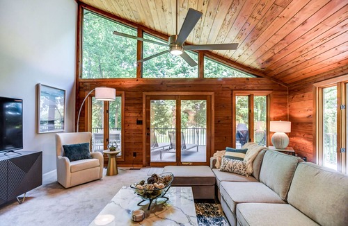 Lake Norman of Catawba House | Dock Holiday - Peaceful Lake Living with Hot Tub