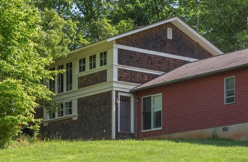 Batesville House | Dog Friendly Cape Cod Loft Near Wineries