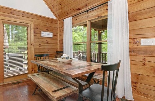 Lake Lure Cabin | Dog friendly cabin in Lake Lure sleeps 10!