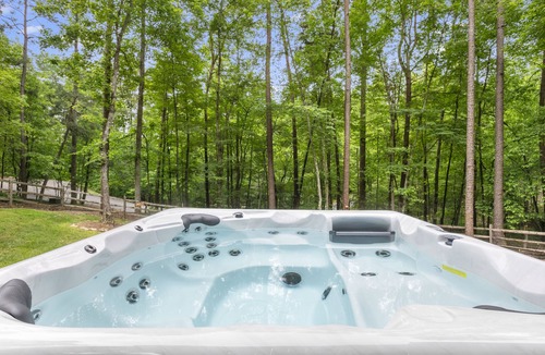 Lake Lure Cabin | Dog friendly cabin in Lake Lure sleeps 10!