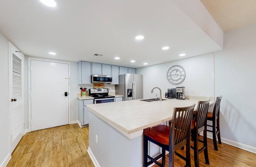 Harbour Town Condo | Dog friendly coastal condo water views, balcony, WD, & AC