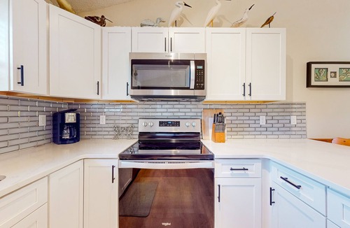 Sea Scape House | Dog-friendly coastal home with balcony, open layout, wood finishes, & AC