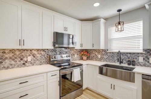 Conroe Cottage | Dog-friendly Home in The Woodlands w/Fenced Yard!