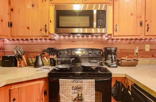 Mineral Cabin | Dog Friendly Hot Tub Firepit King Bed Grill AC