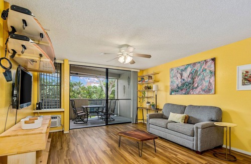 Historic Kailua Village Condo | Dog-friendly island gem with balcony, shared pool/hot tub, & beach access nearby