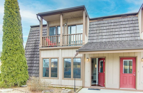 Mills River House | Dog-Friendly Mills River Townhome: Fire Pit, Yard!
