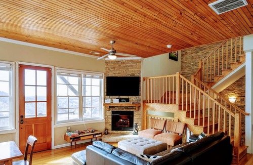 Wolf Laurel Ski Chalet | Dog Friendly Mountain Chalet w/3BR & Amazing Views! Sleeps 10!!