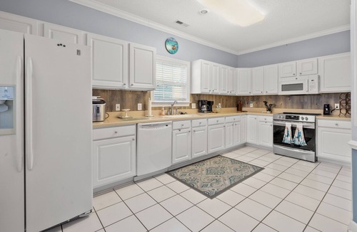 Crescent Beach House | Dog Friendly Luxe home/close to beach & Main Street-relaxing porches & yard