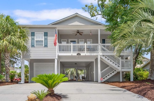 Crescent Beach House | Dog Friendly Luxe home/close to beach & Main Street-relaxing porches & yard