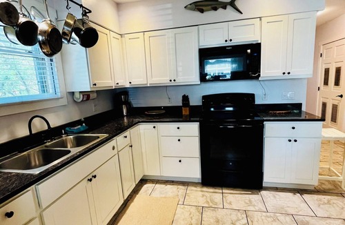 Historic Downtown Apalachicola Cottage | Dog friendly Vacation Rental Home Downtown Historic Apalachicola