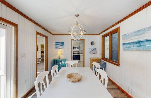 Folly Field House | Dog & Snowbird-Friendly Gem - AC, WiFi & Boat Parking, Walk to Folly Field Beach