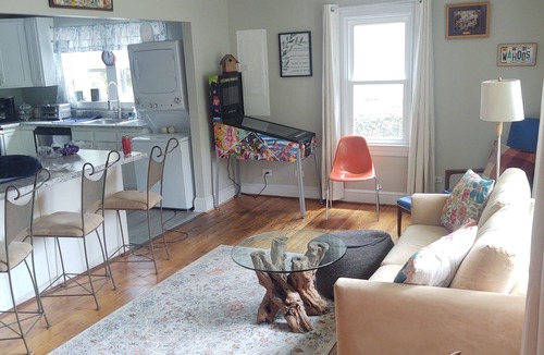 Jefferson Park Avenue House | Doggone fun 3 bdr Home at UVA with a Free Breakfast!