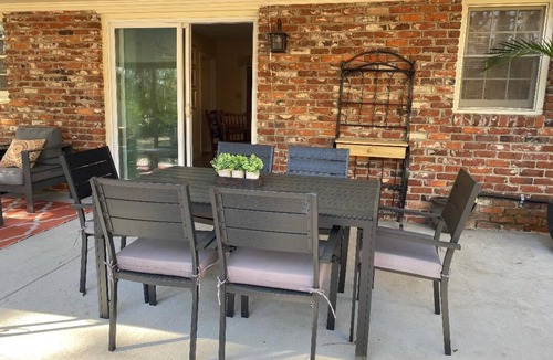 Savannah House | Dogs love the fenced backyard - 15 mins to Downtown