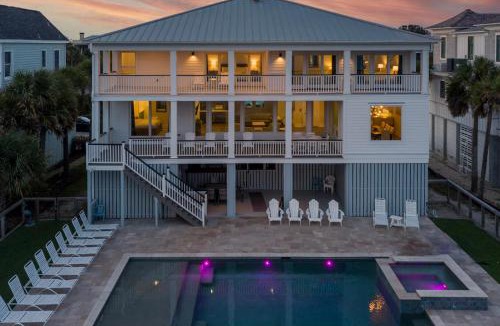 Isle of Palms House | 'Dolphin Manor' OCEAN FRONT, PRIVATE POOL, HOT TUB, PUTTING GREEN!