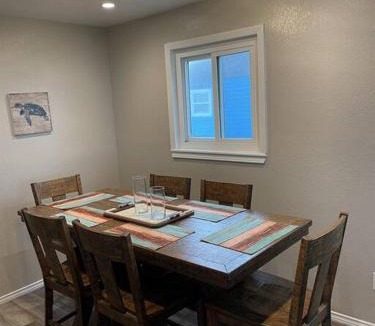 Freeport House | Dolphins Beach Cottage on the Beach - Sleeps 12