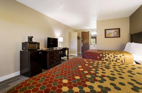 Perry Hotel | Double Bed Room near Go Fish Education Center | Free Breakfast & Onsite Parking